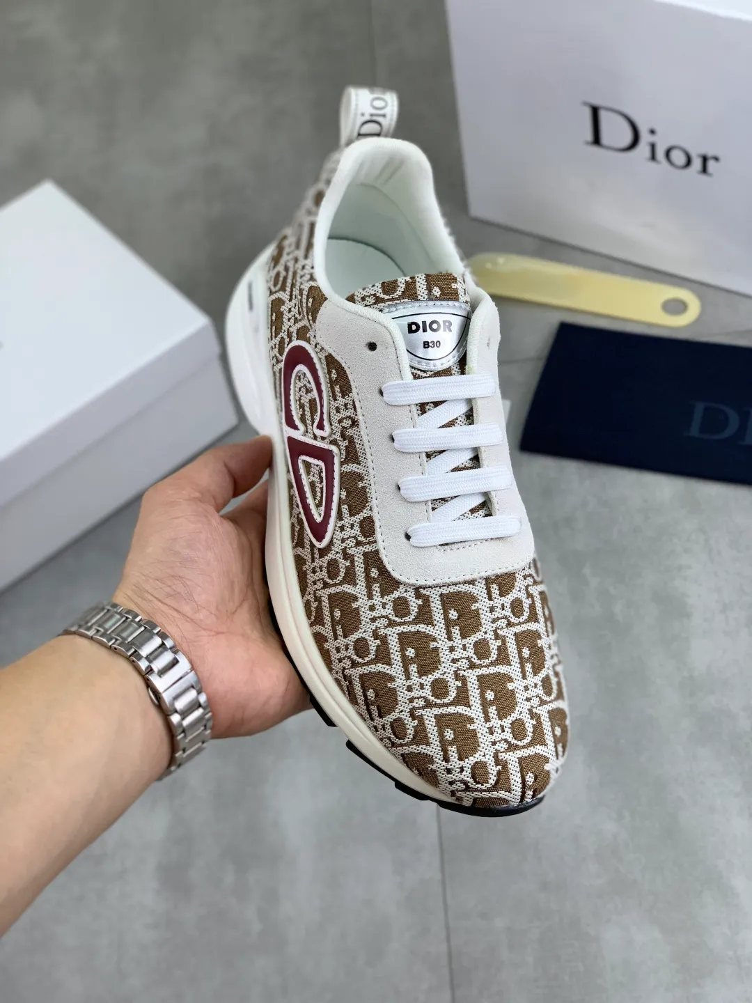 Men's shoes 💰P420 New Dior Chrono 2025 new product B30 series, in white and black fly woven series, decorated with computer-printed CD logo on both sides, star patch on the tongue and Dior logo on the heel, many details highlight the style. The interior is matched with the original color matching mesh, and the interior of the body is supported by low-temperature shaping sheets, and is filled with light feather cotton to keep the interior full and soft against the feet. The exclusive open-molded outsole adopts a one-piece molding process, so there is no need to worry about problems such as the opening and falling of sole decorative accessories. It is light and comfortable to wear, yet strong and wear-resistant. The two-color shoelaces are accessorized with exquisite metal five-pointed star pendants, creating a high-end, trendy and casual look at all times. Color: 5️⃣ colors available, code number: 38-44 (45 customized)